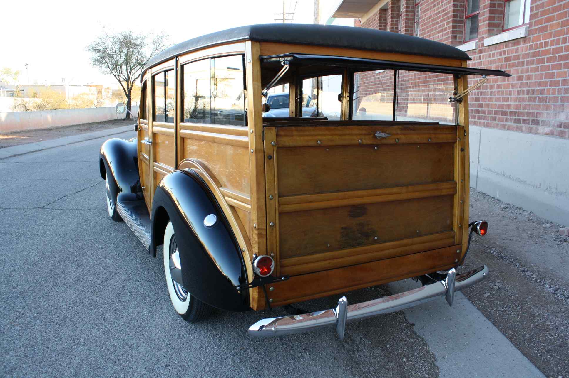 1938 Ford Woody Deluxe