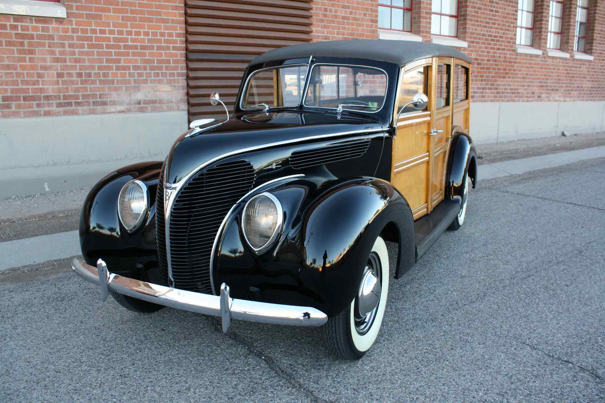 1938 Ford Woody Deluxe