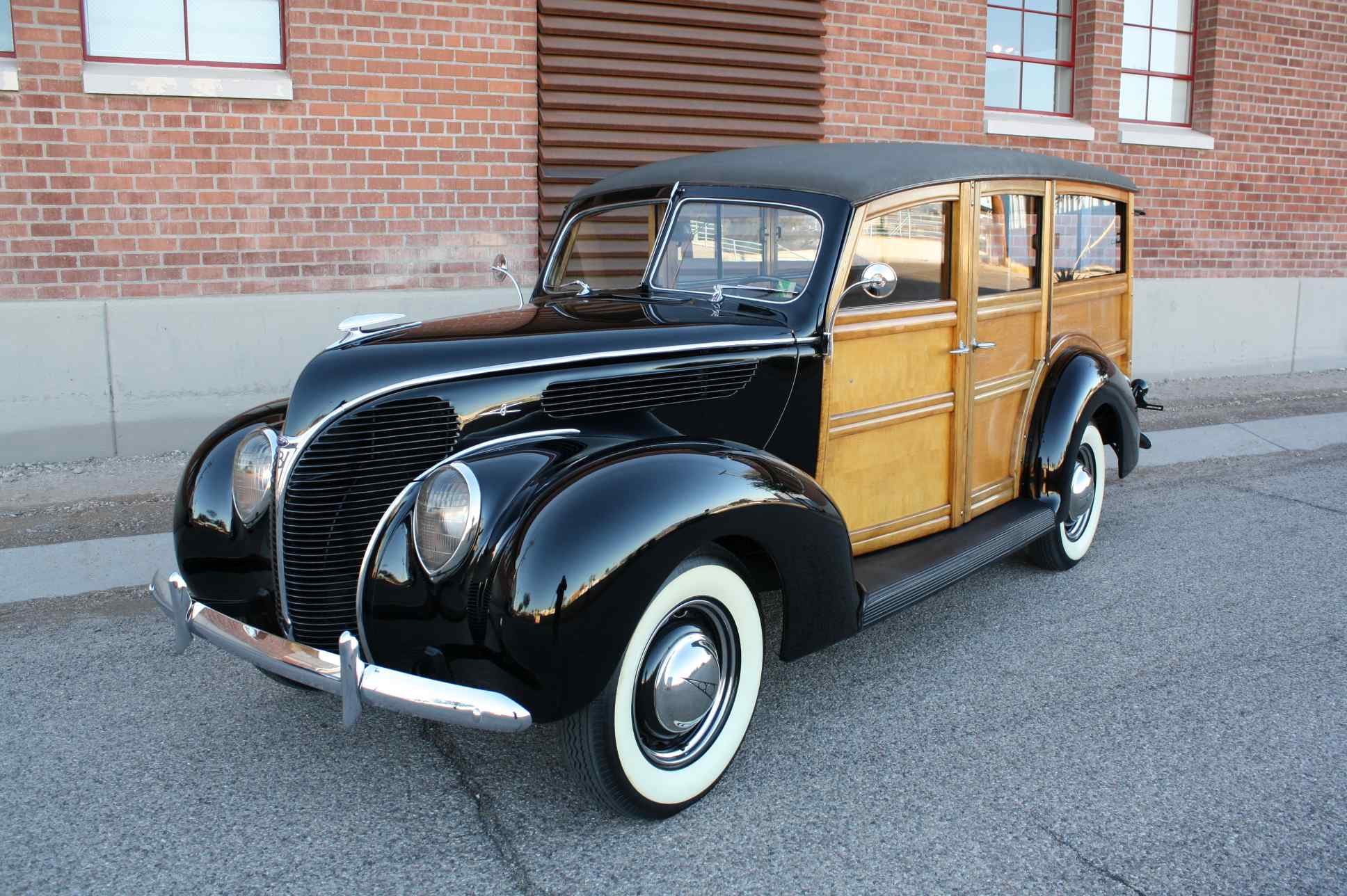 1938 Ford Woody Deluxe