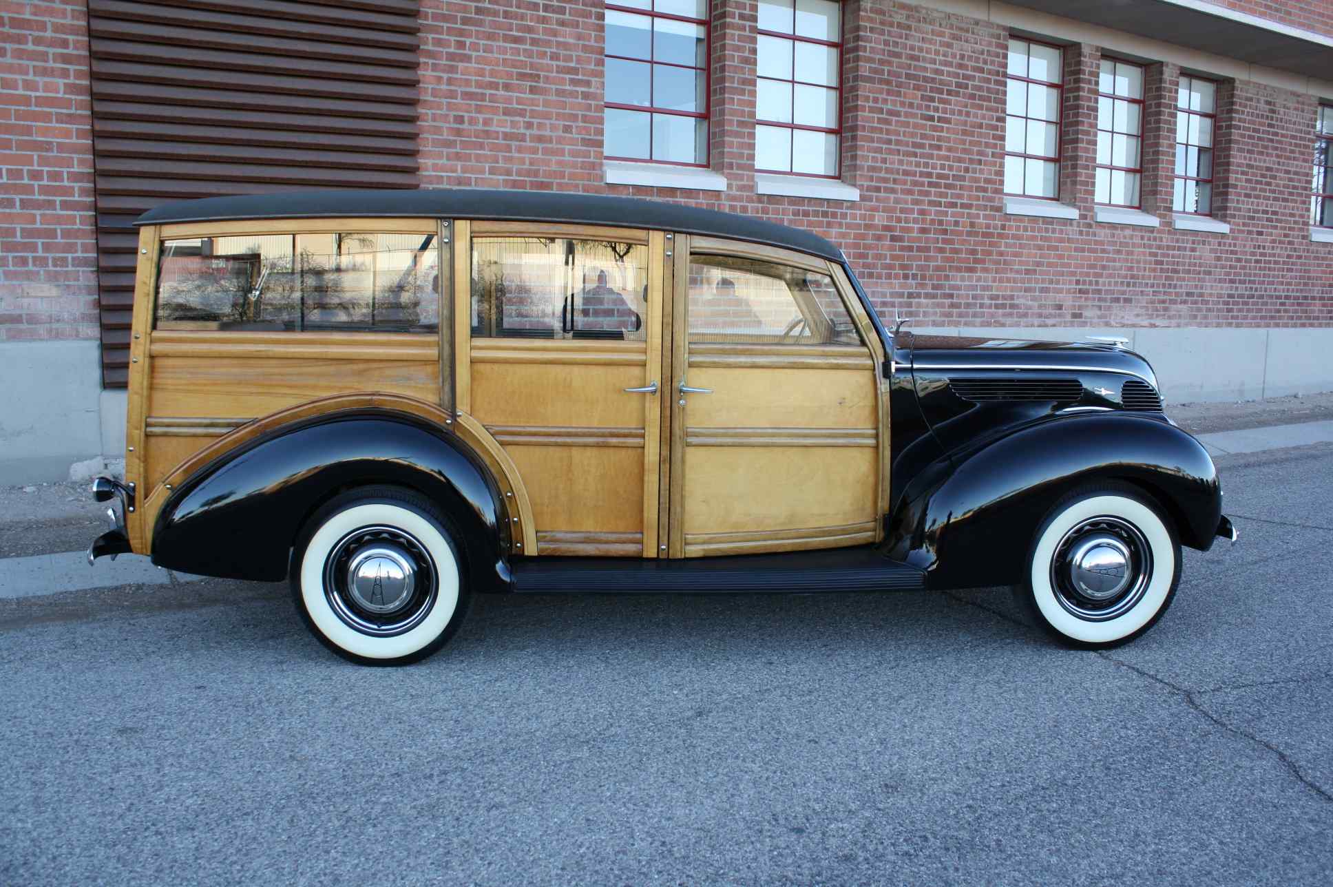 1938 Ford Woody Deluxe