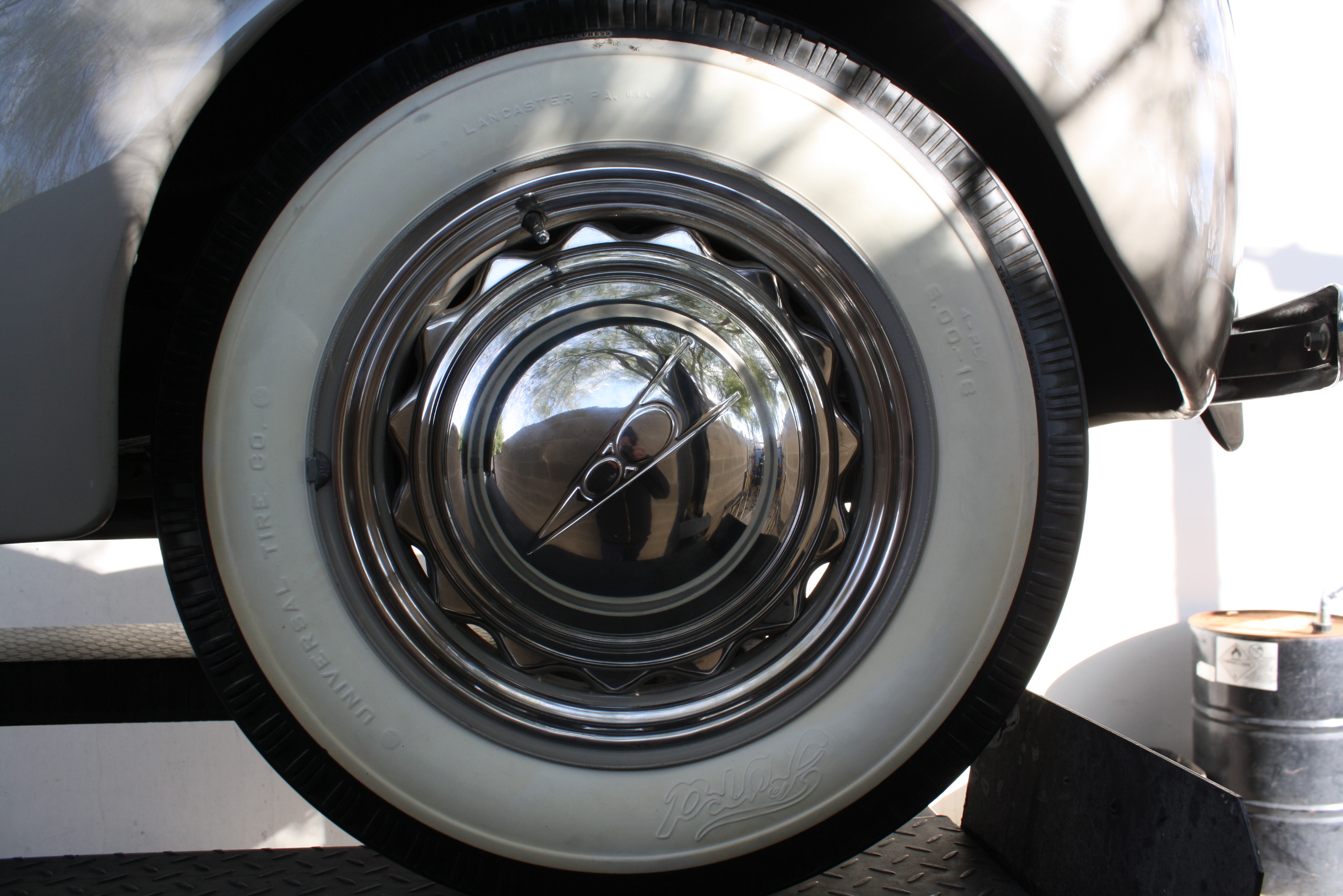 1939 Ford Deluxe Convertible Sedan.