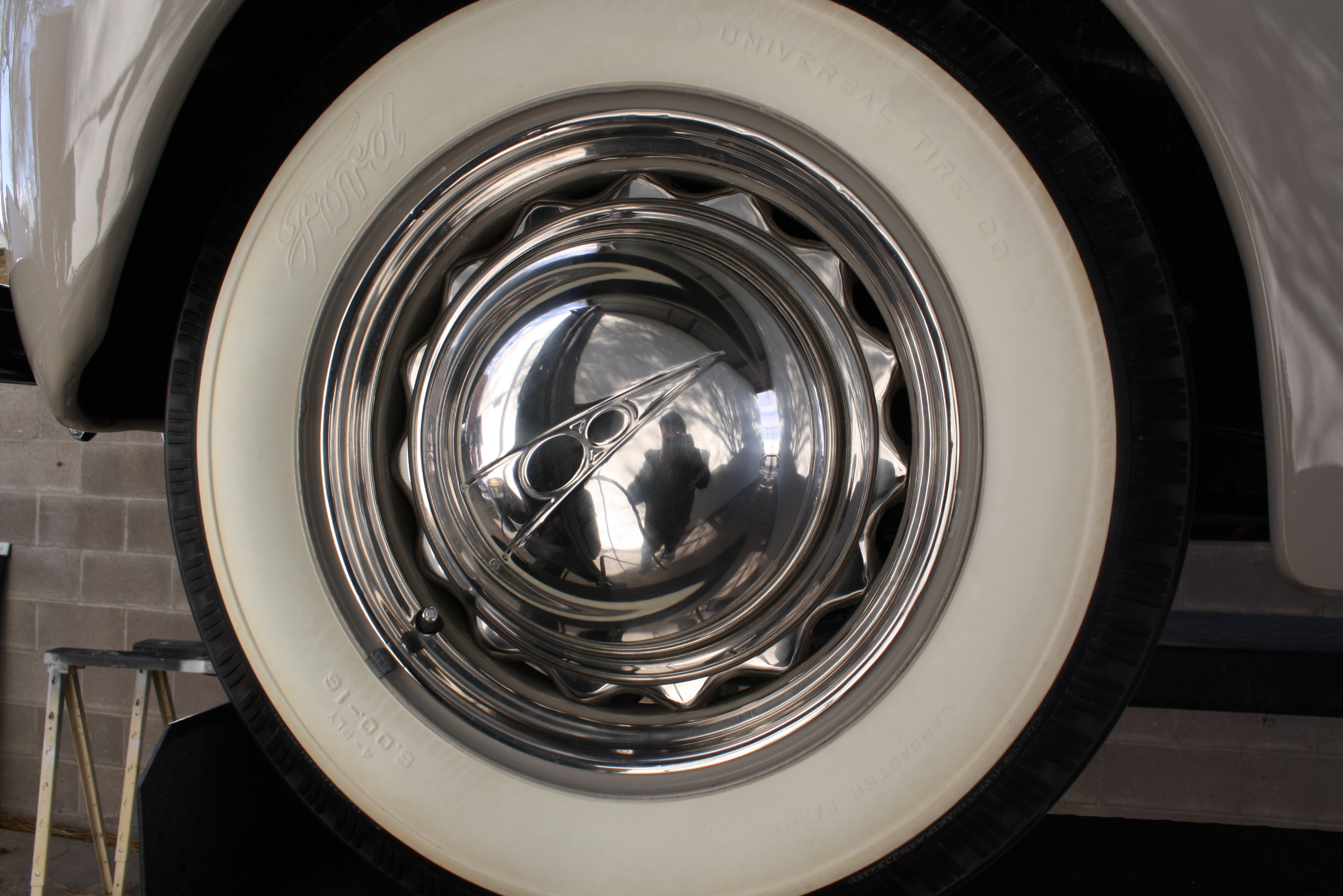 1939 Ford Deluxe Convertible Sedan.