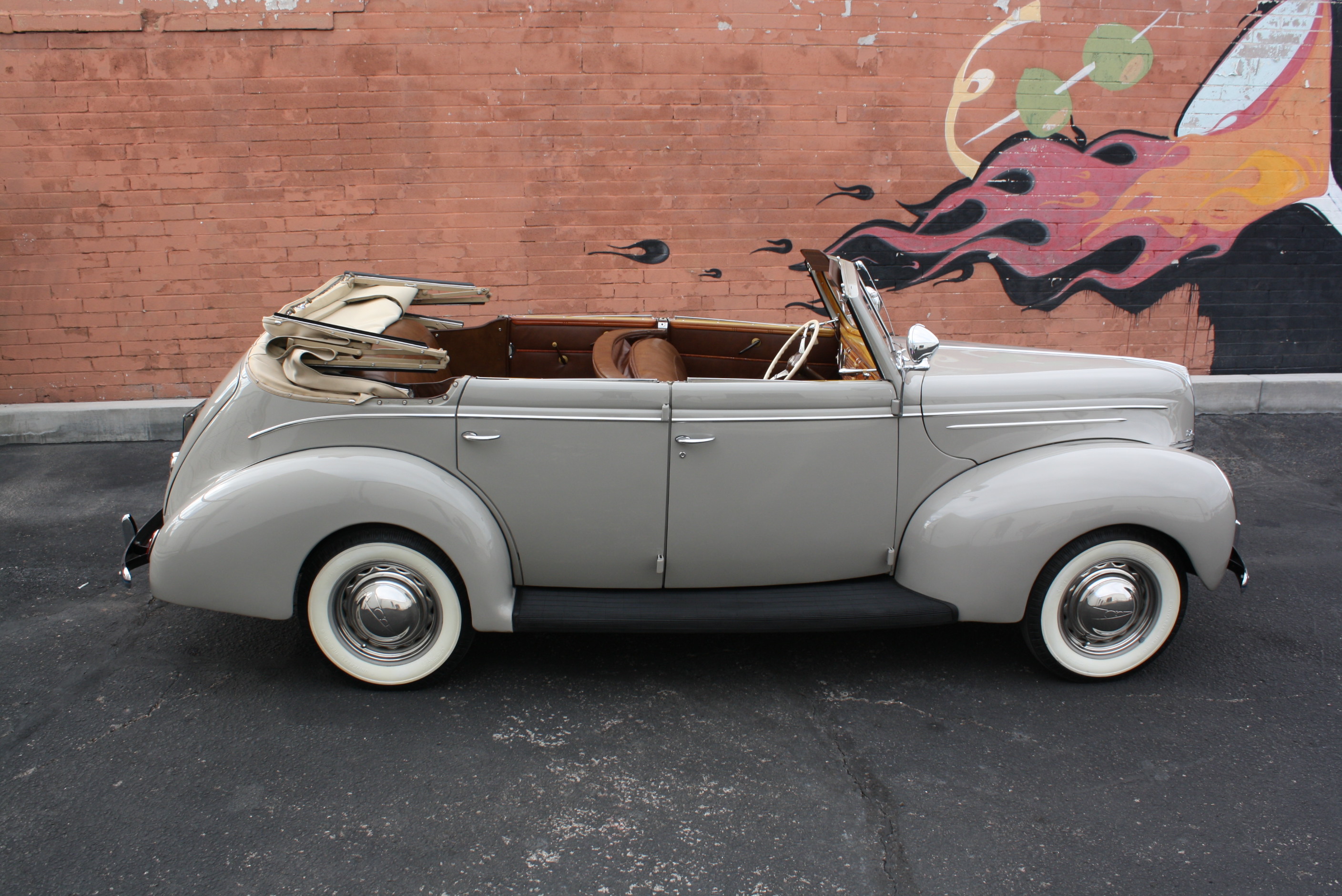 1939 Ford Deluxe Convertible Sedan.