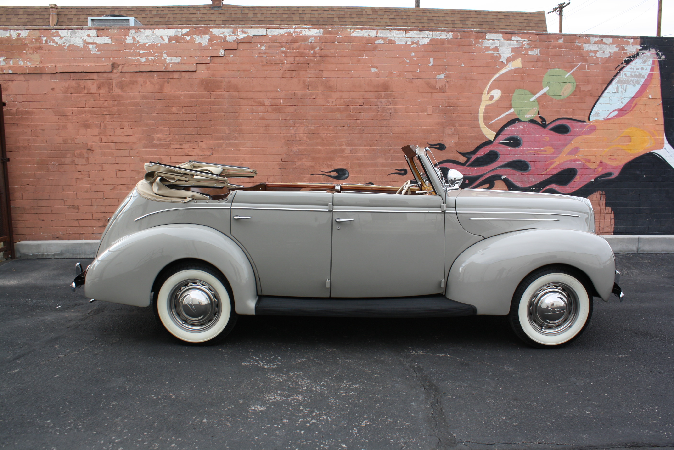 1939 Ford Deluxe Convertible Sedan.