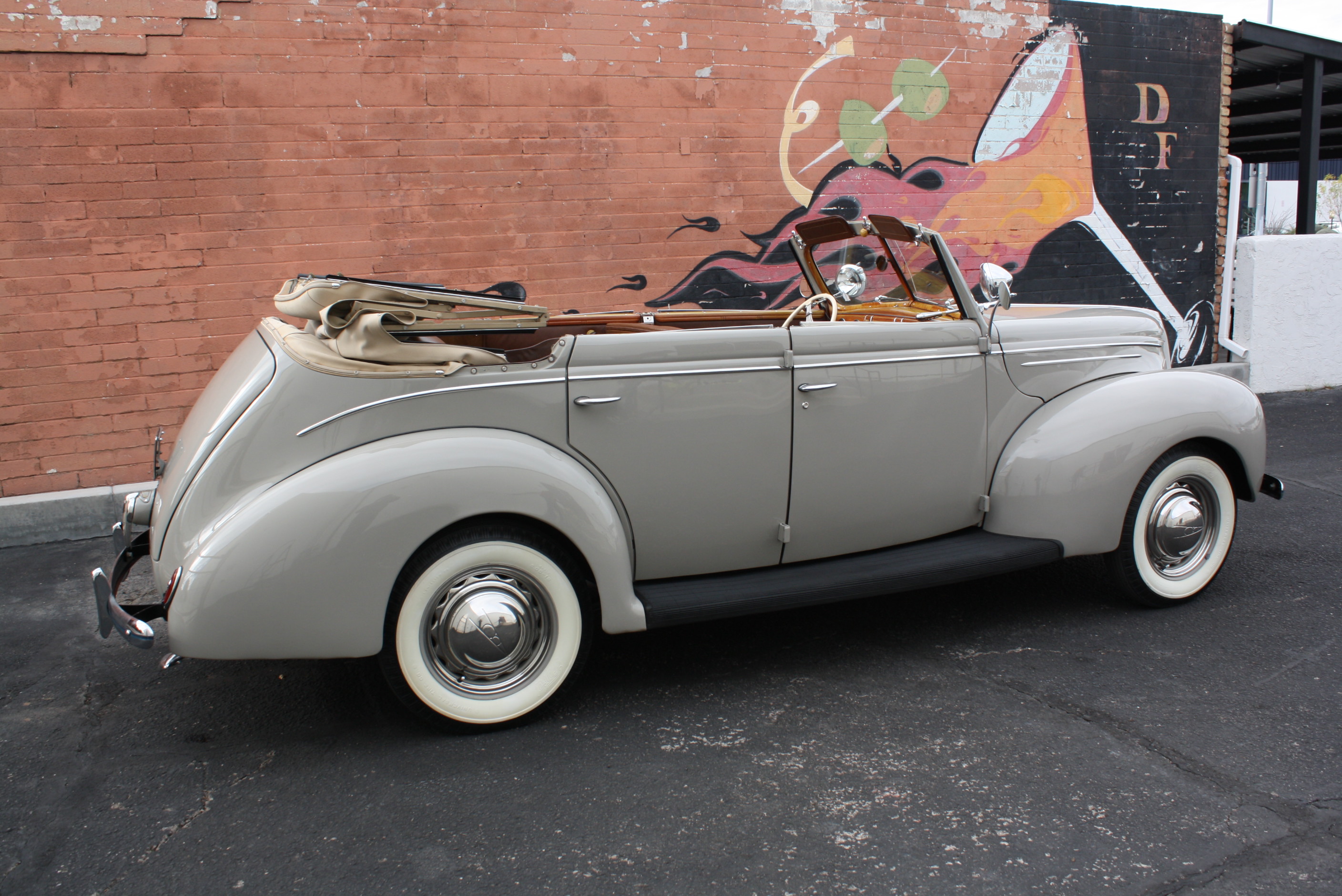 1939 Ford Deluxe Convertible Sedan.