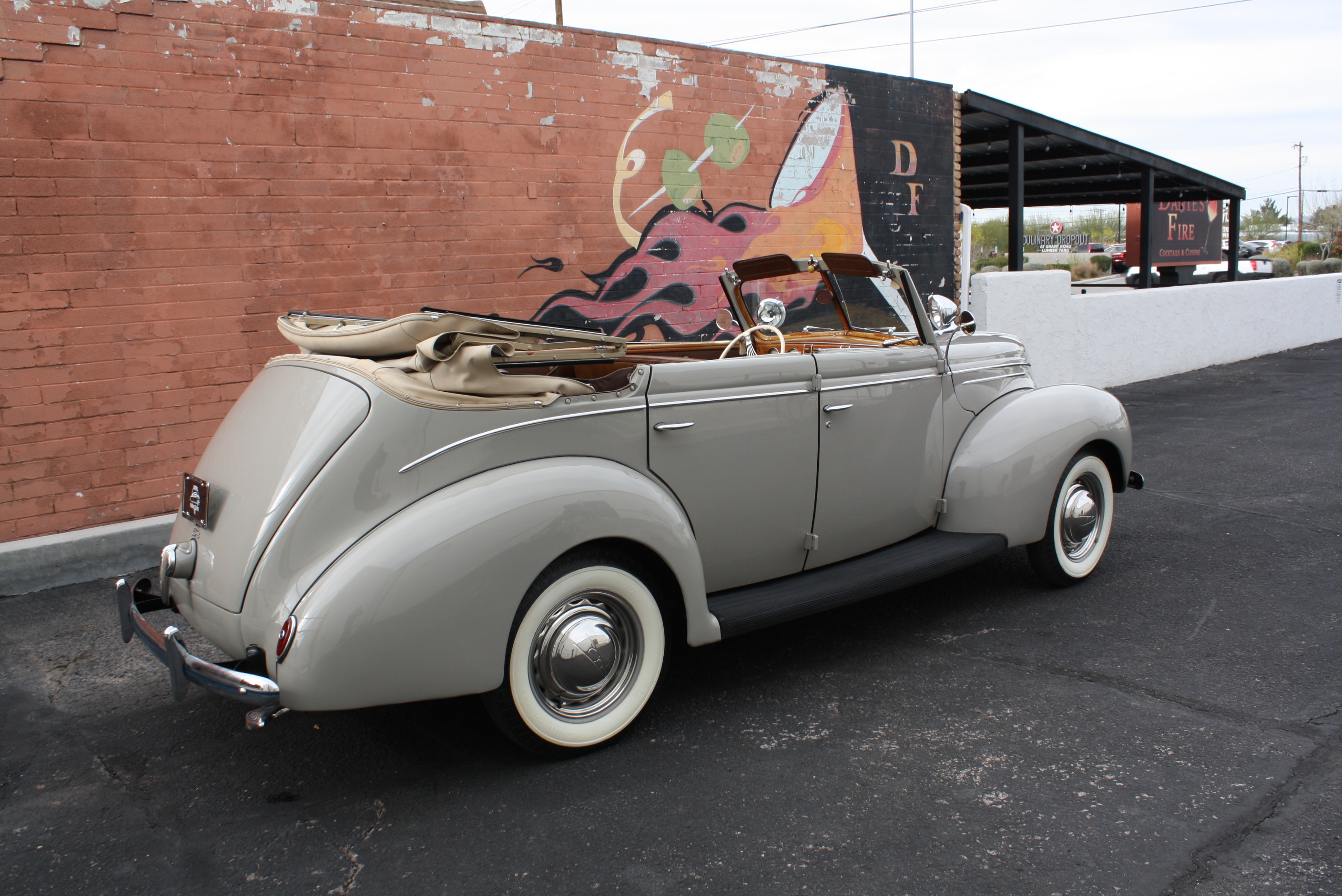 1939 Ford Deluxe Convertible Sedan.