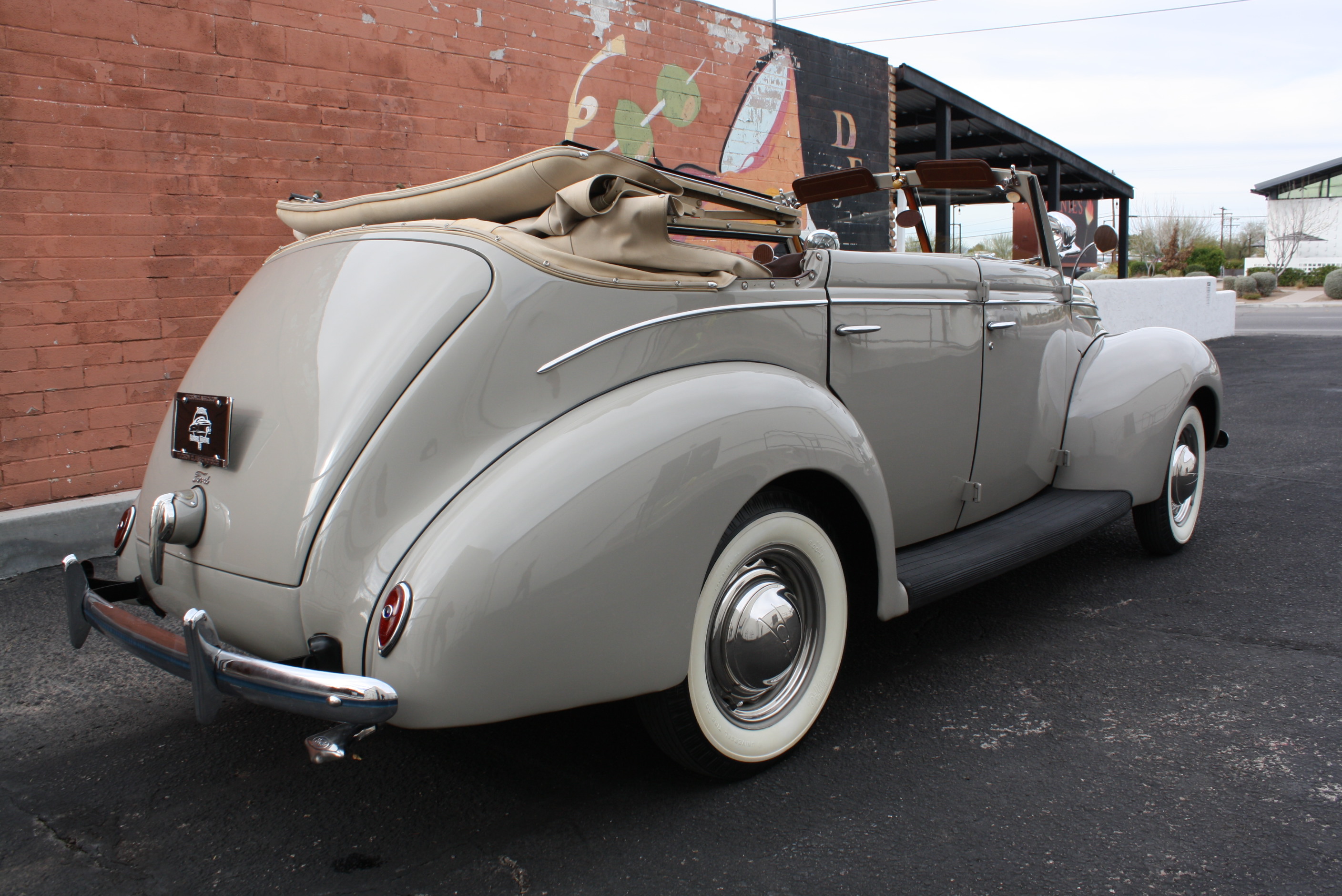 1939 Ford Deluxe Convertible Sedan.