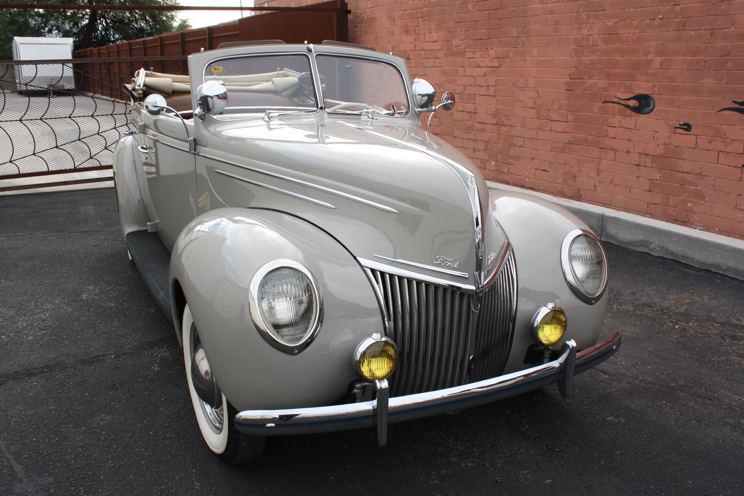 1939 Ford Deluxe Convertible Sedan.