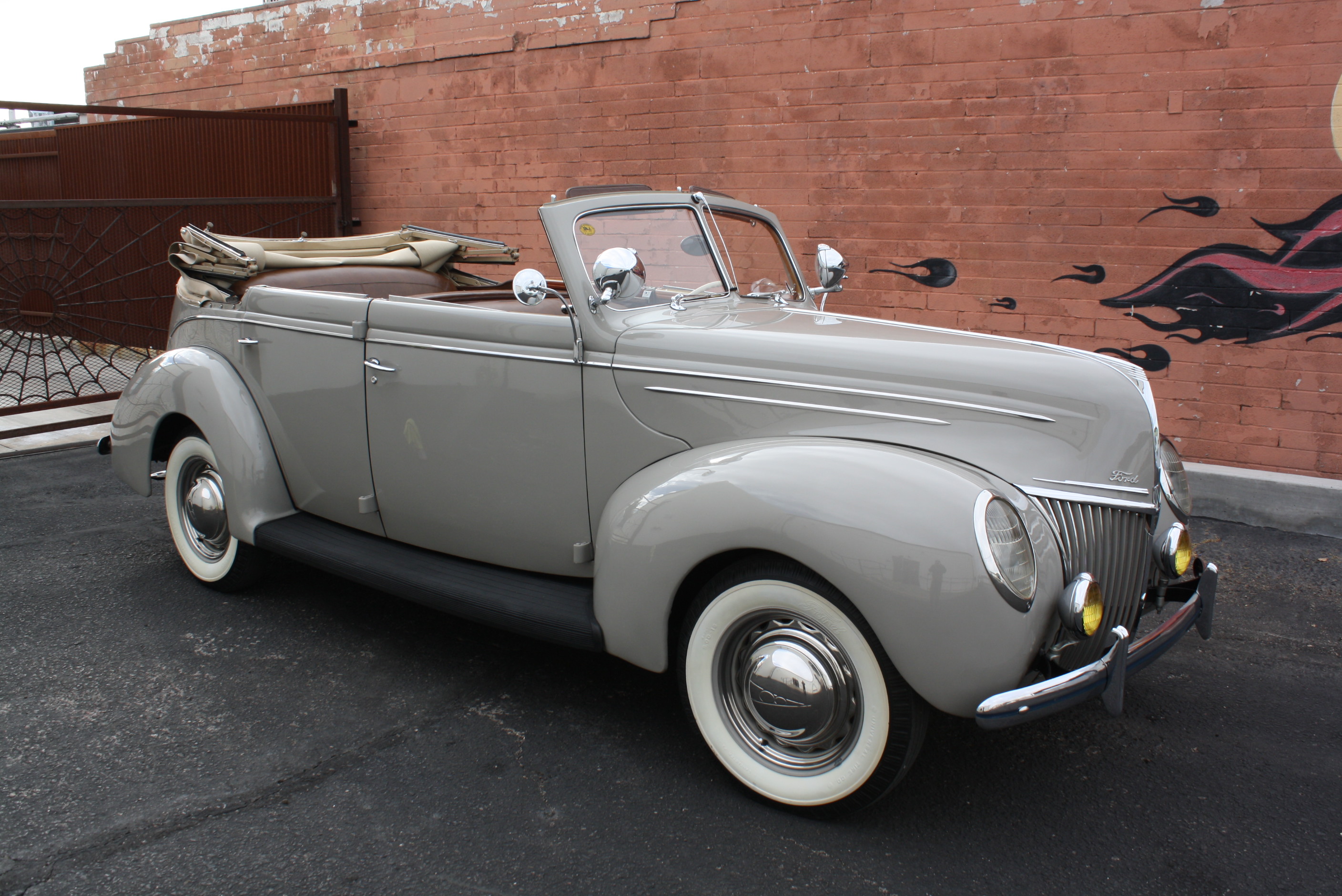 1939 Ford Deluxe Convertible Sedan.