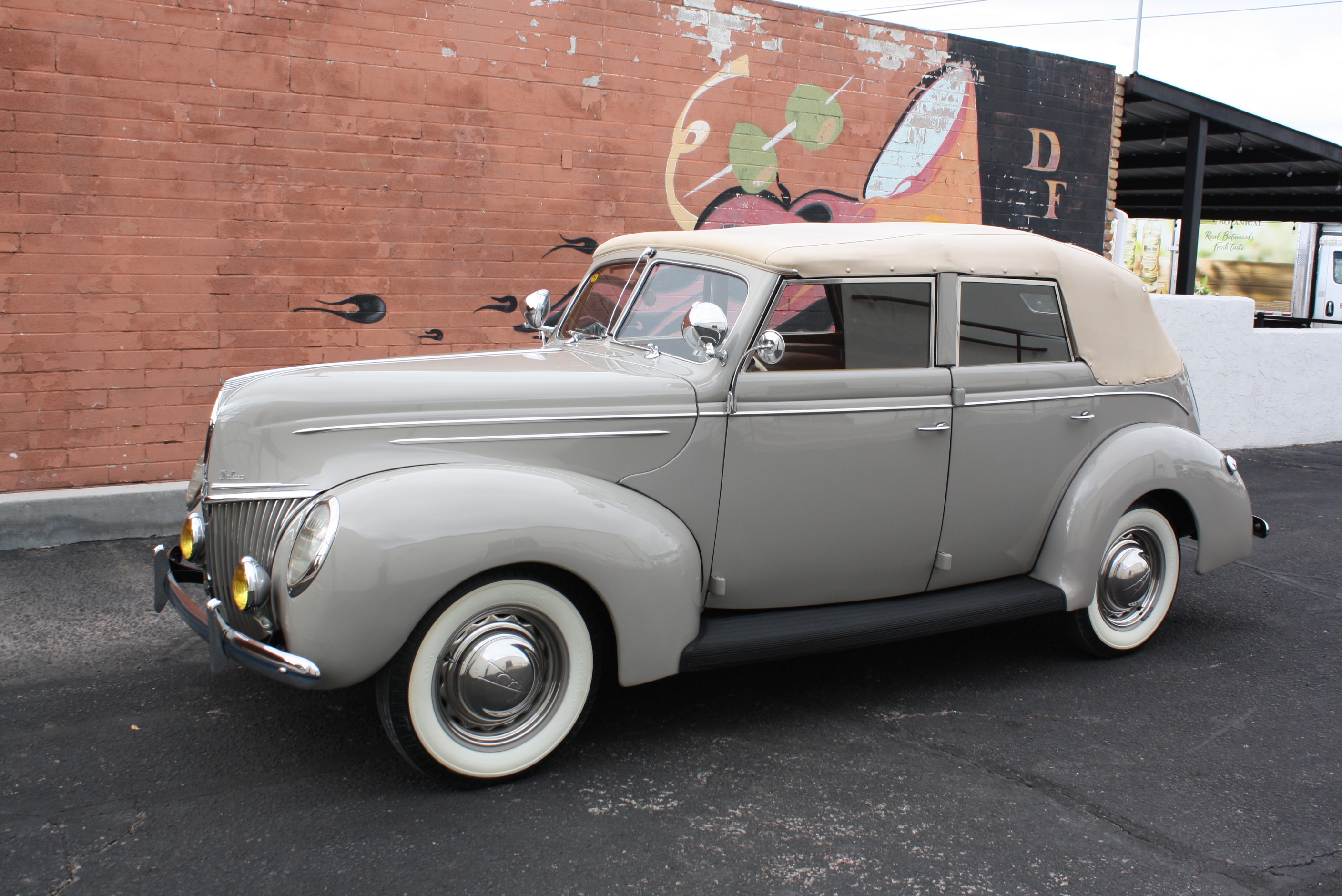 1939 Ford Deluxe Convertible Sedan.