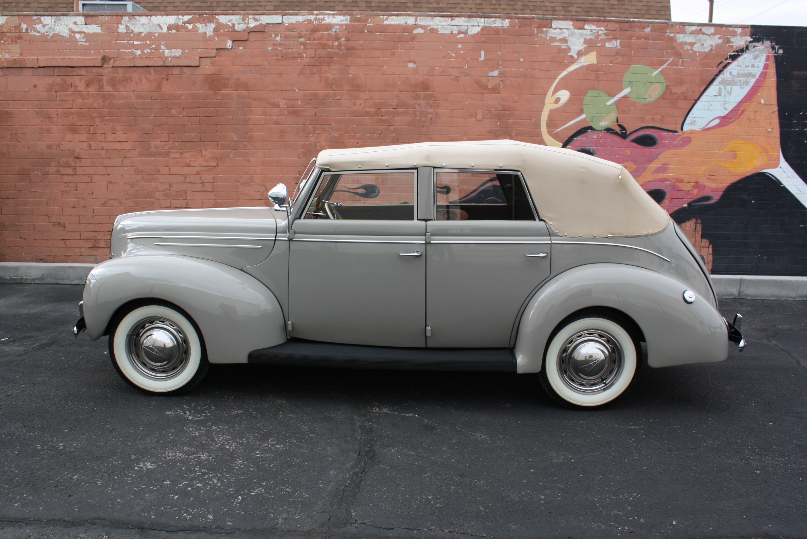 1939 Ford Deluxe Convertible Sedan.