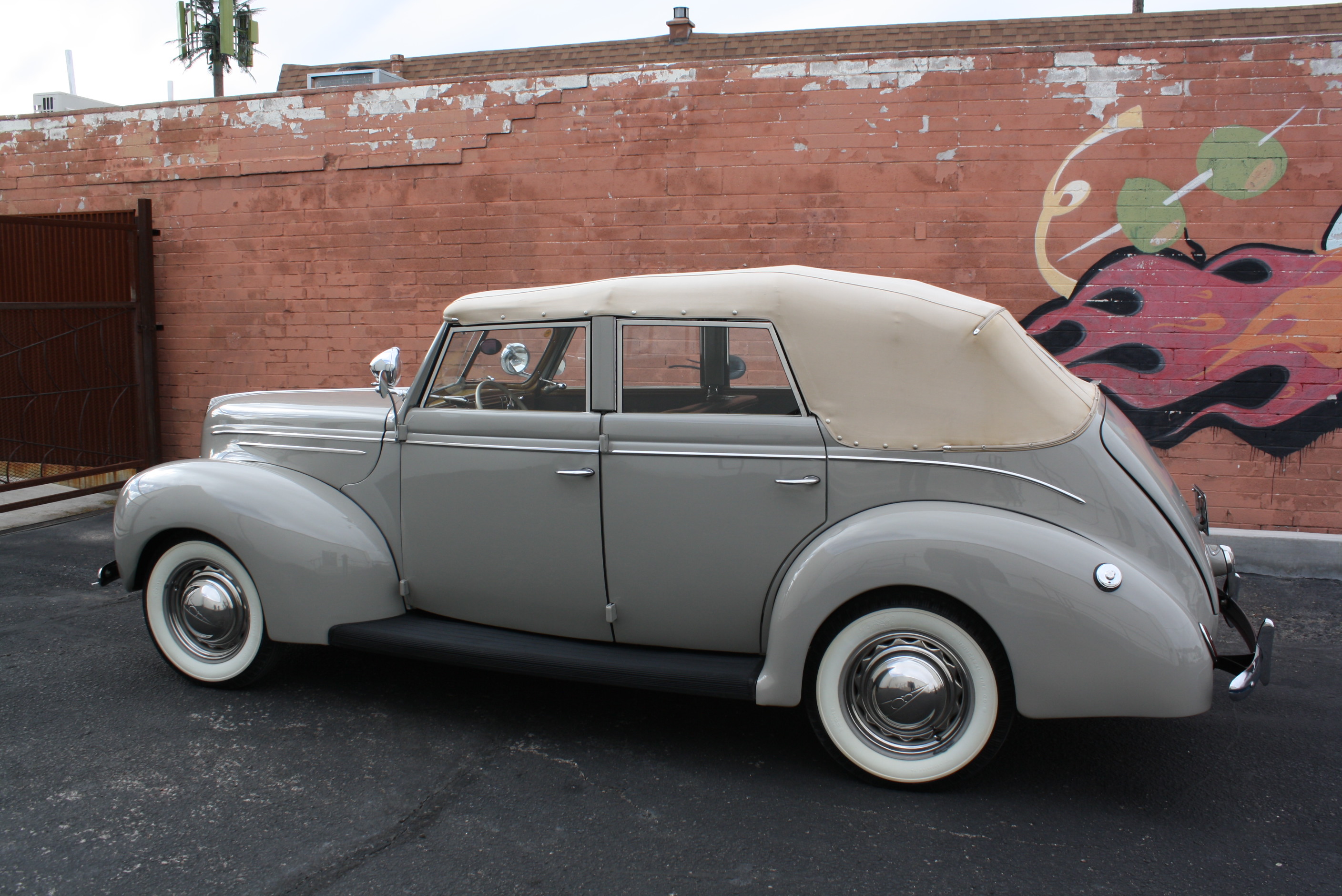 1939 Ford Deluxe Convertible Sedan.