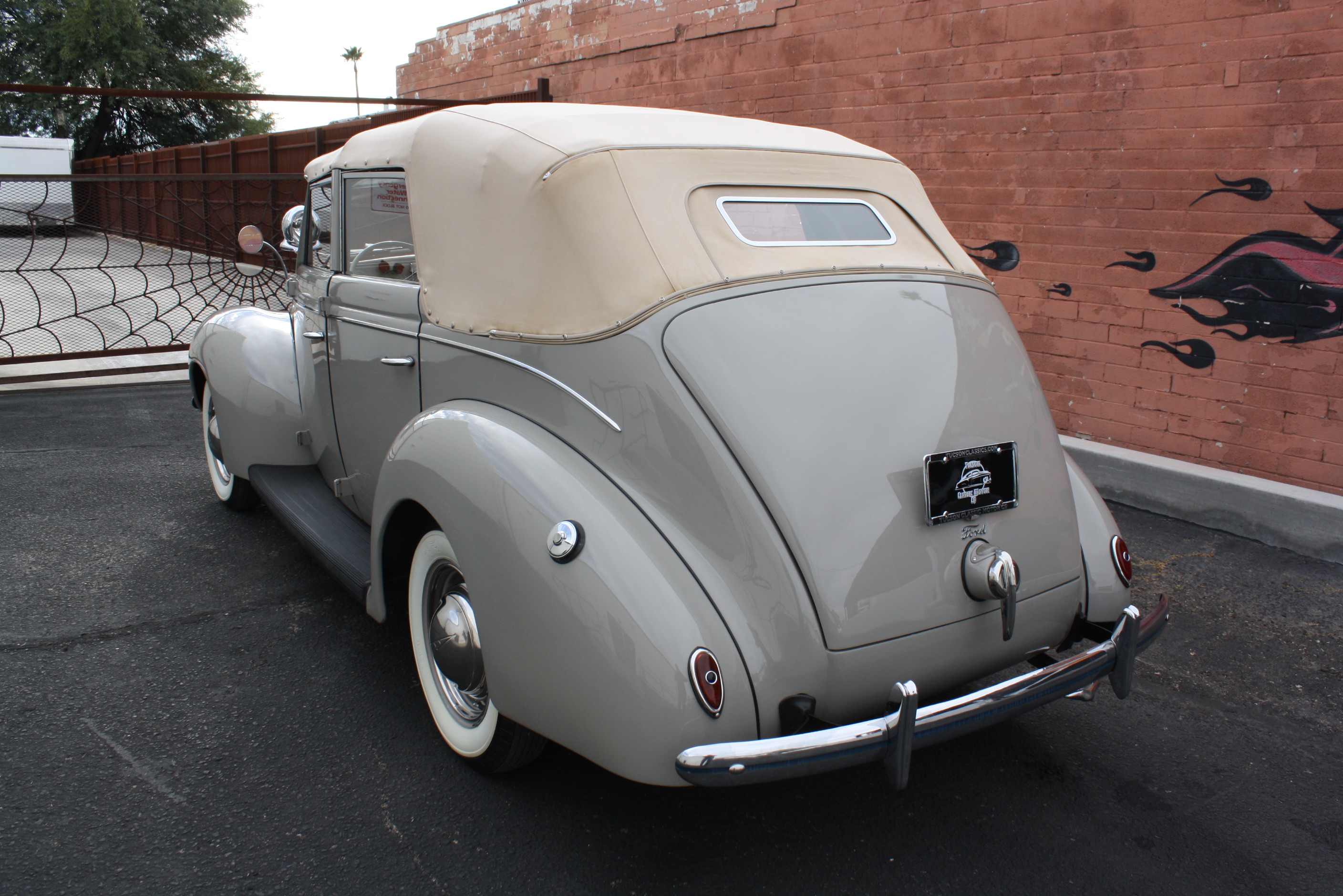 1939 Ford Deluxe Convertible Sedan.