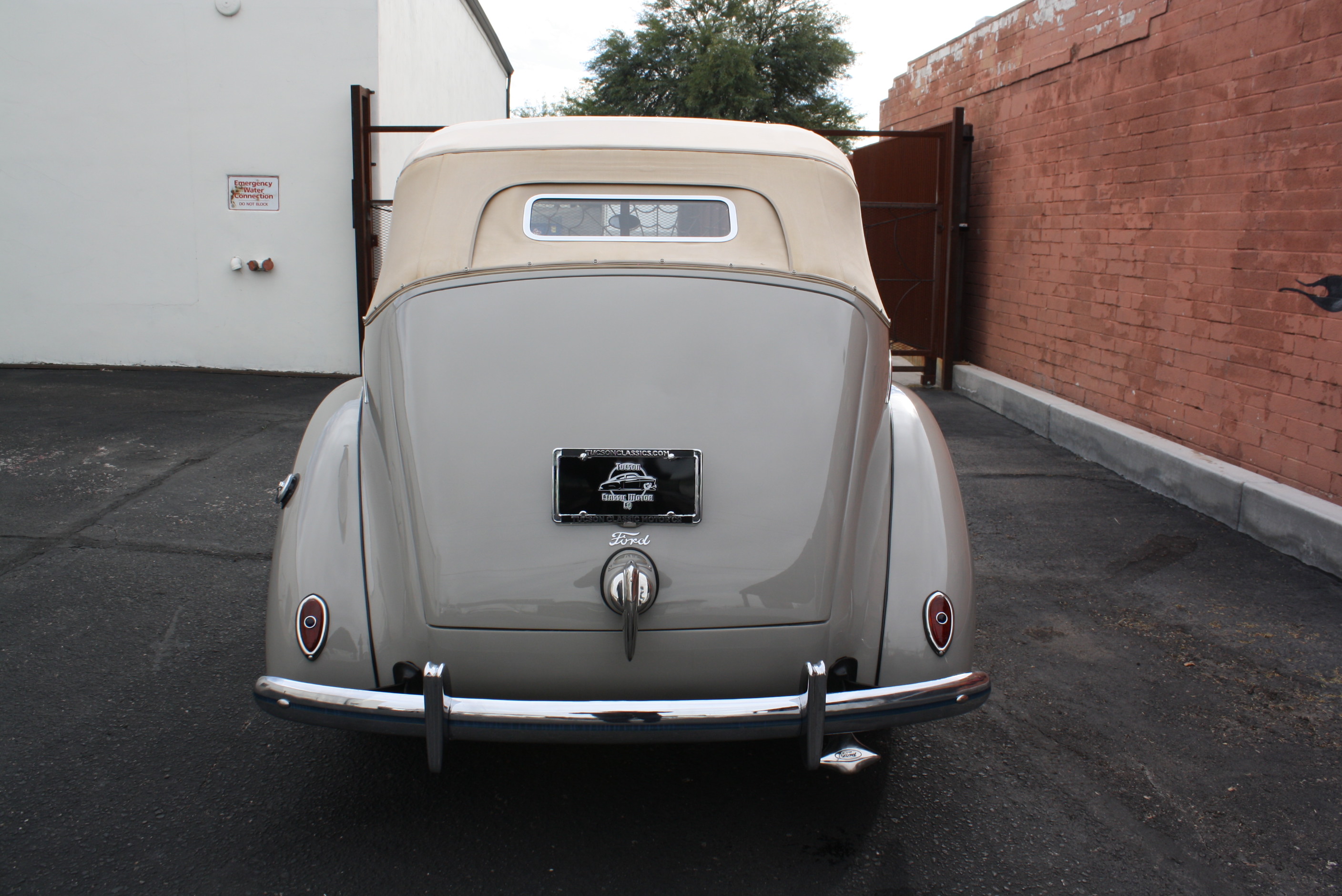 1939 Ford Deluxe Convertible Sedan.