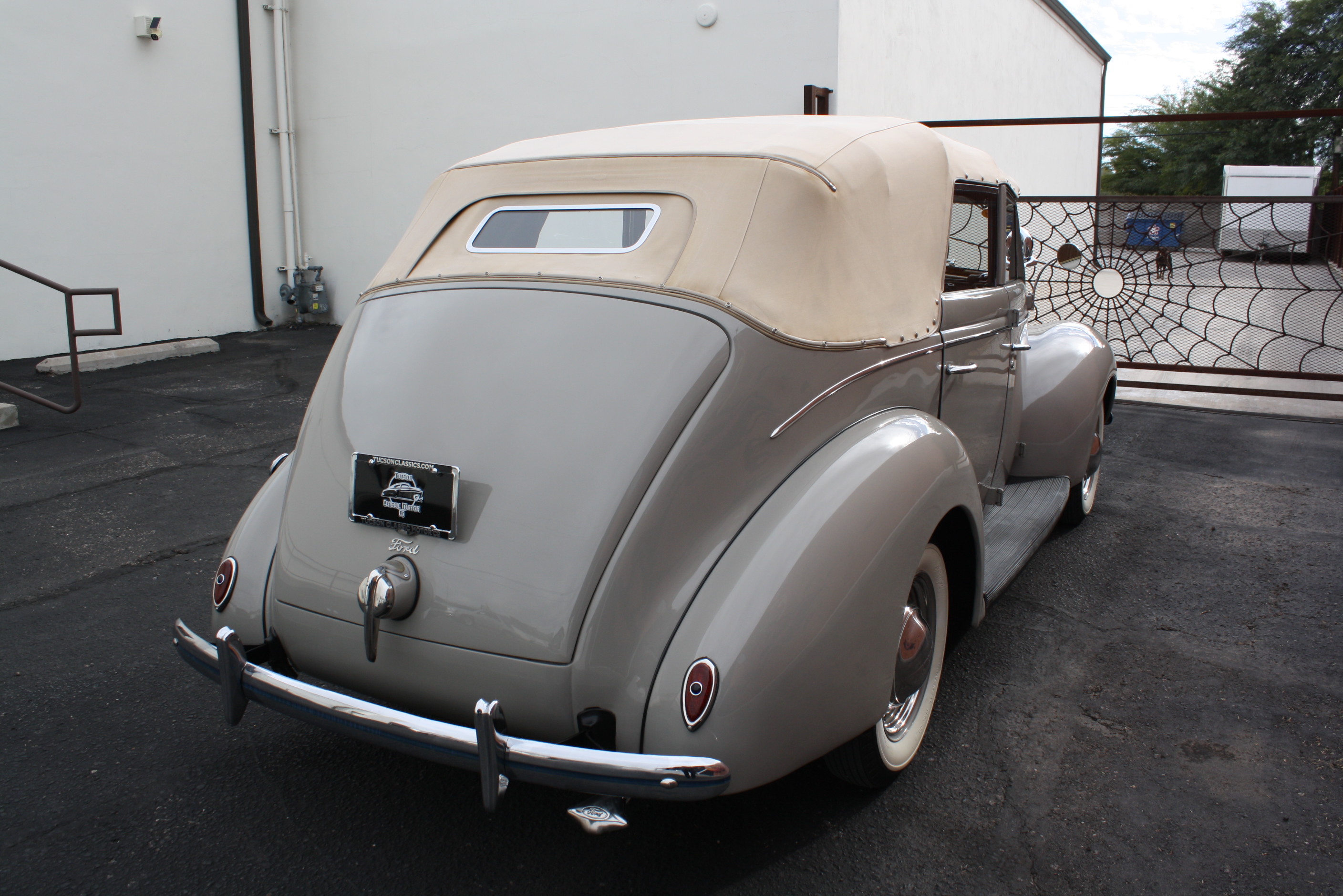 1939 Ford Deluxe Convertible Sedan.