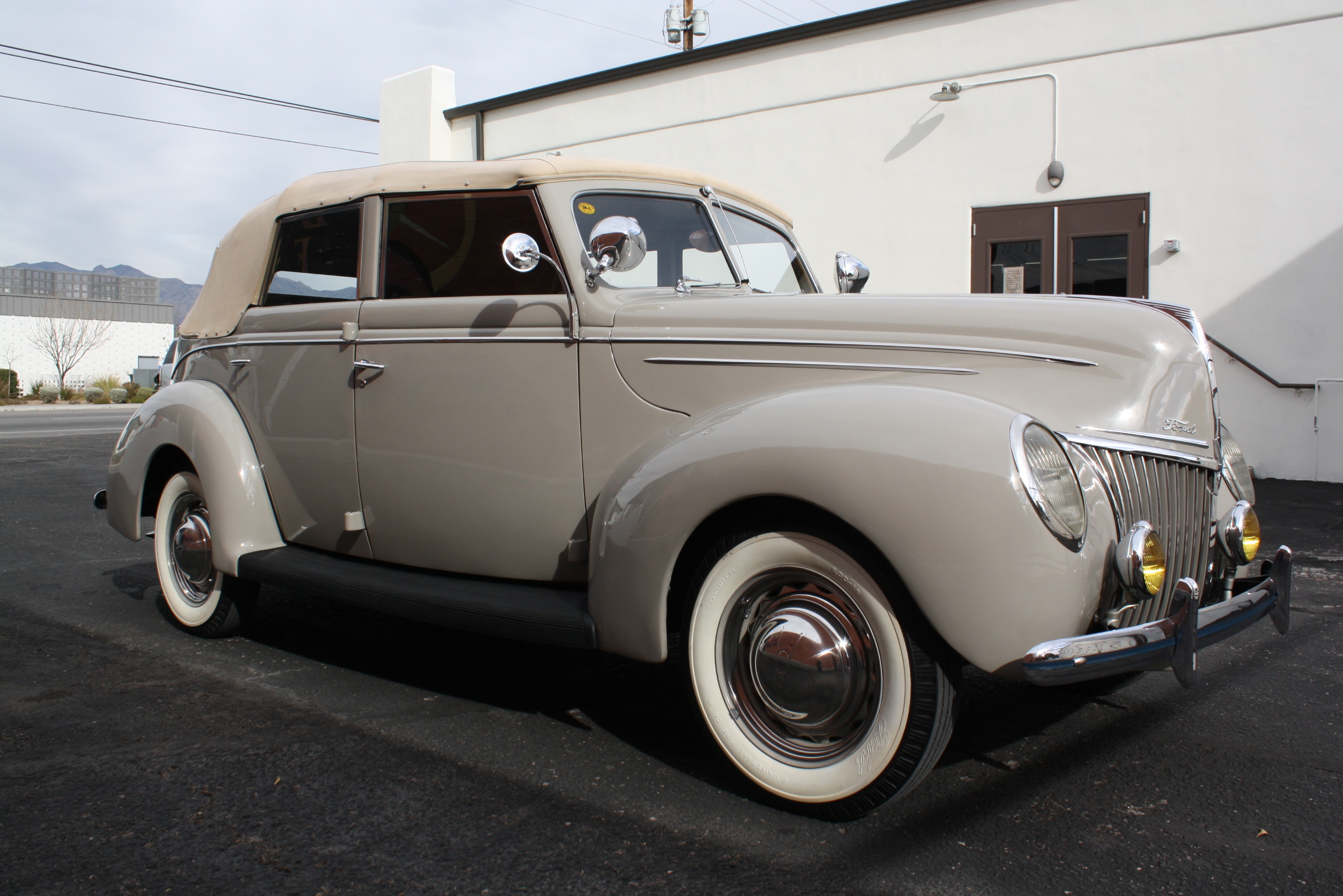 1939 Ford Deluxe Convertible Sedan.