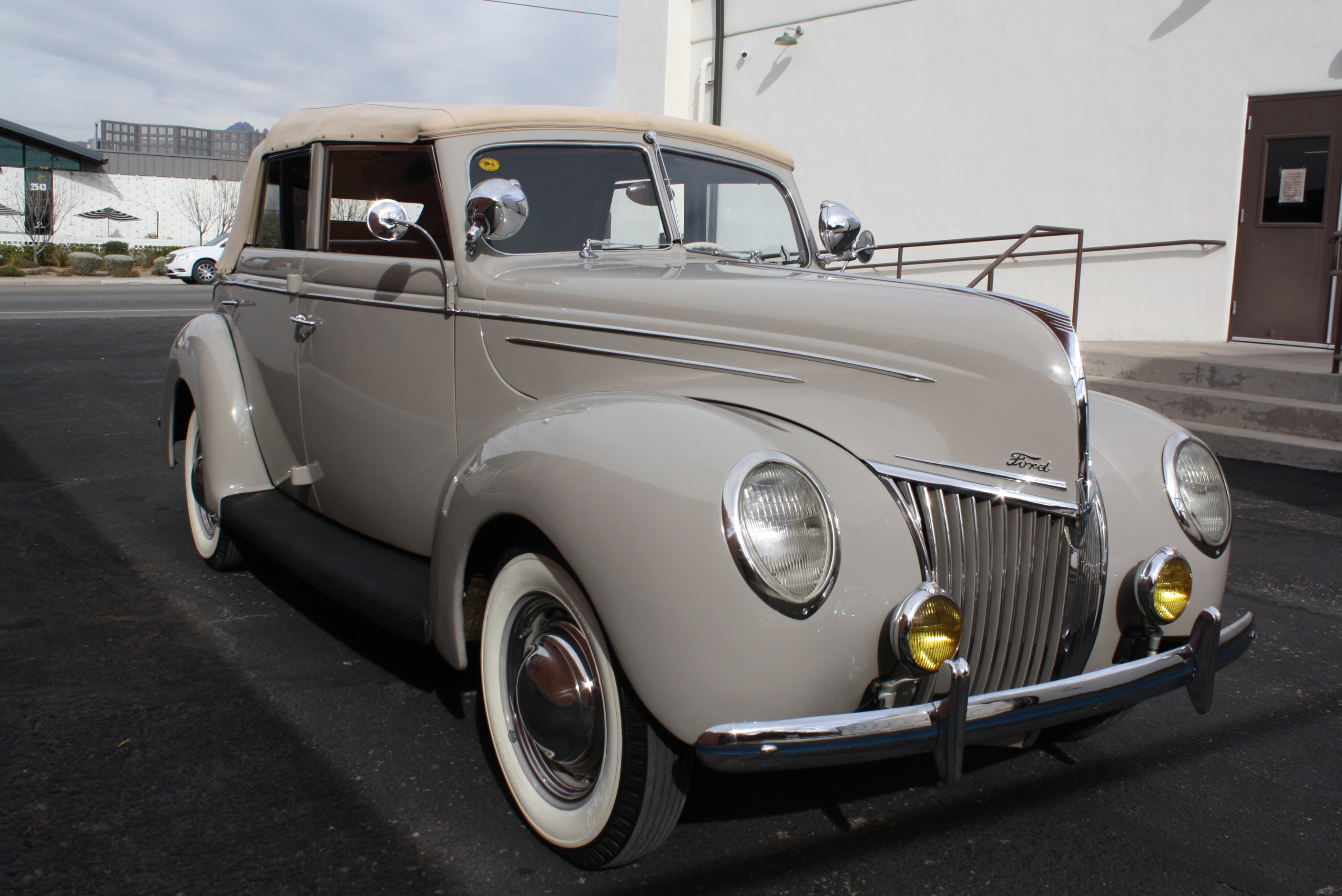 1939 Ford Deluxe Convertible Sedan.