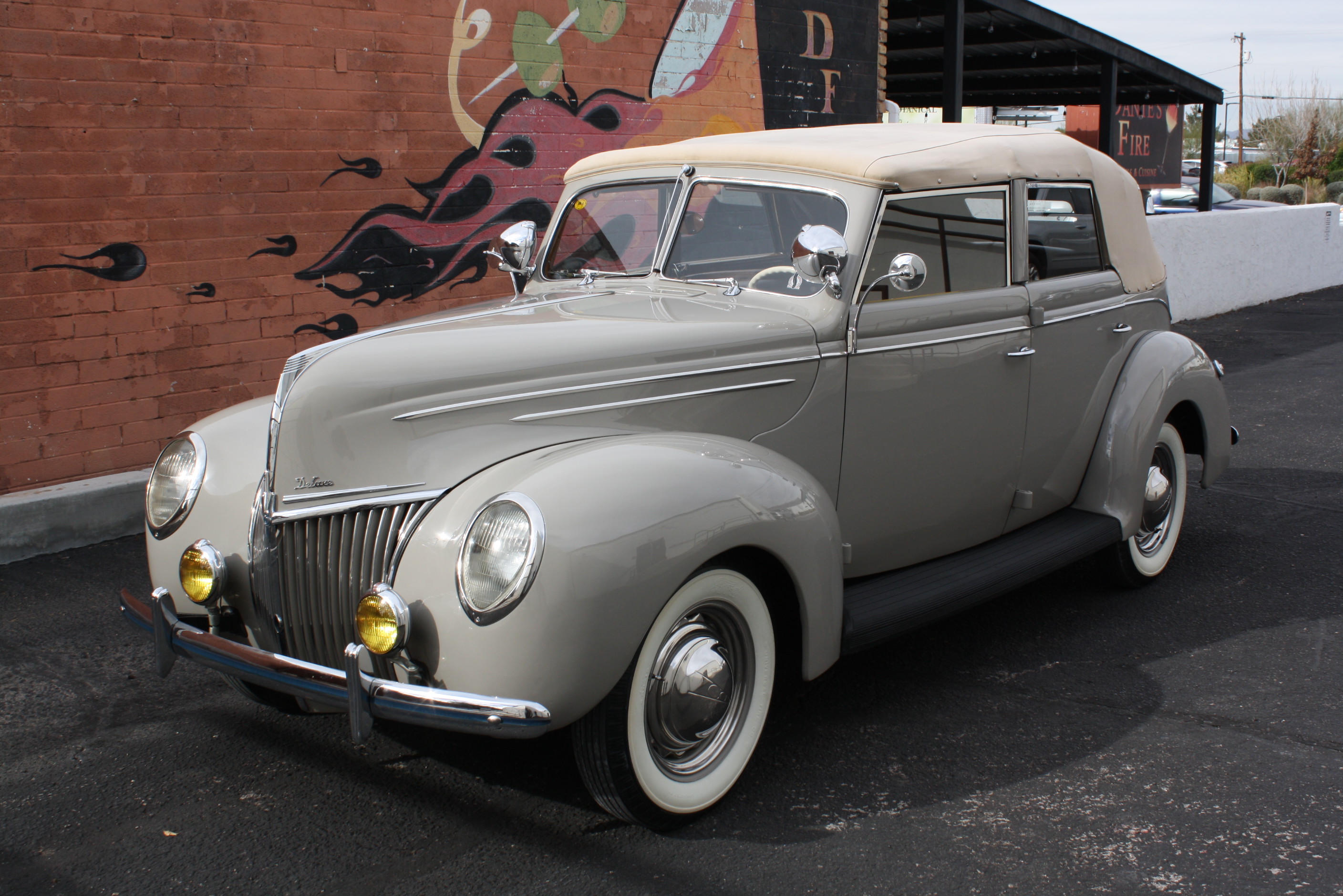 1939 Ford Deluxe Convertible Sedan.