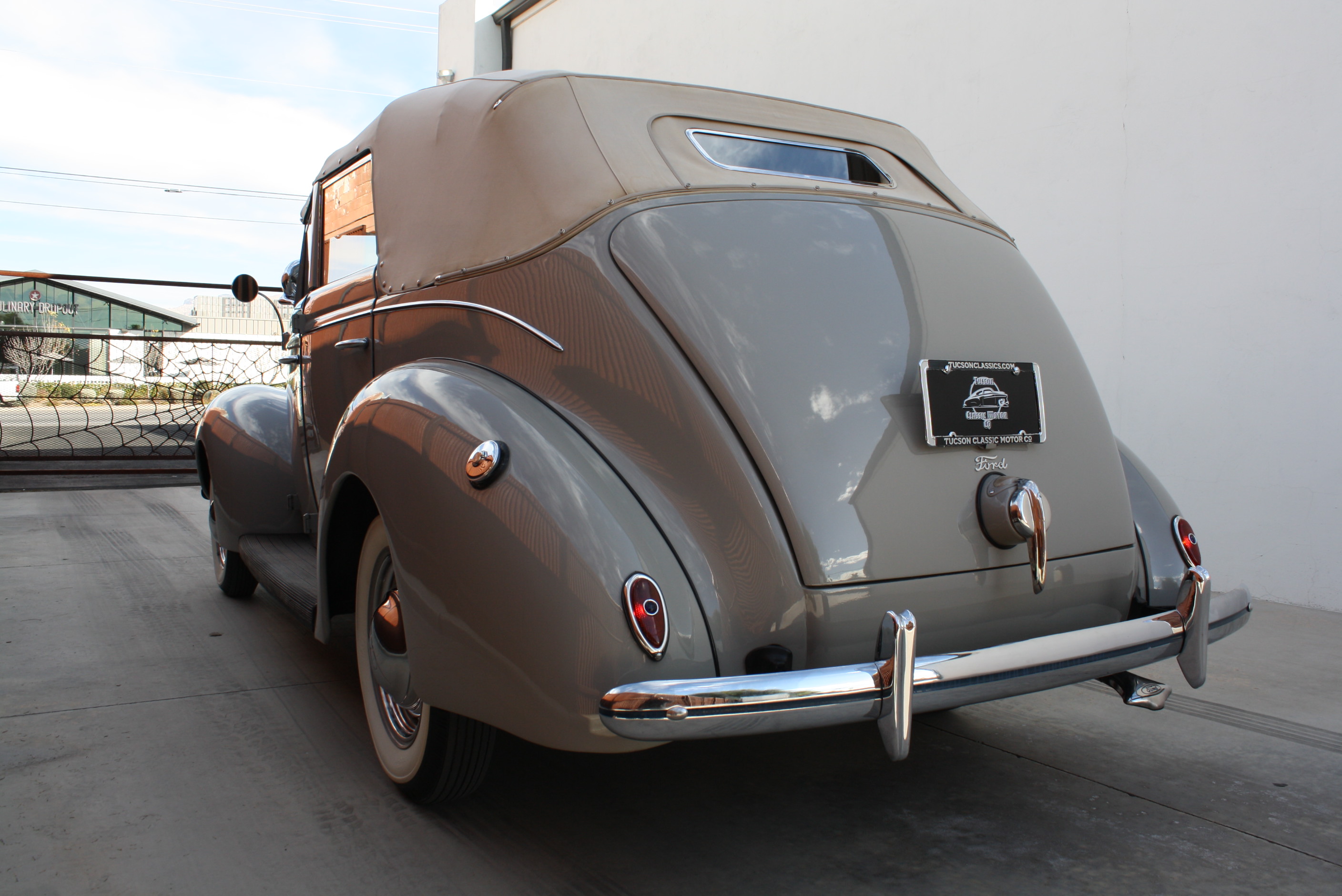 1939 Ford Deluxe Convertible Sedan.
