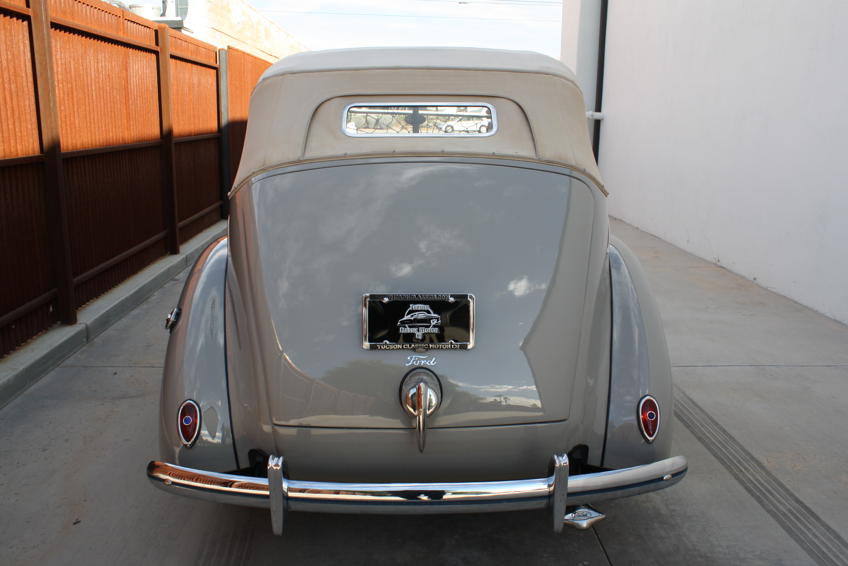 1939 Ford Deluxe Convertible Sedan.
