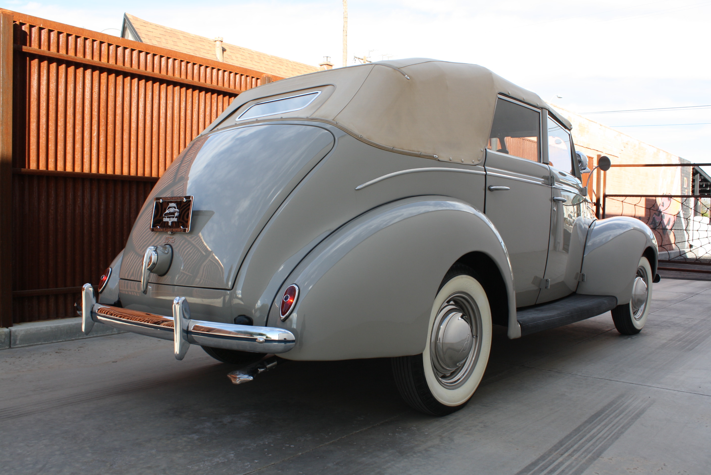 1939 Ford Deluxe Convertible Sedan.