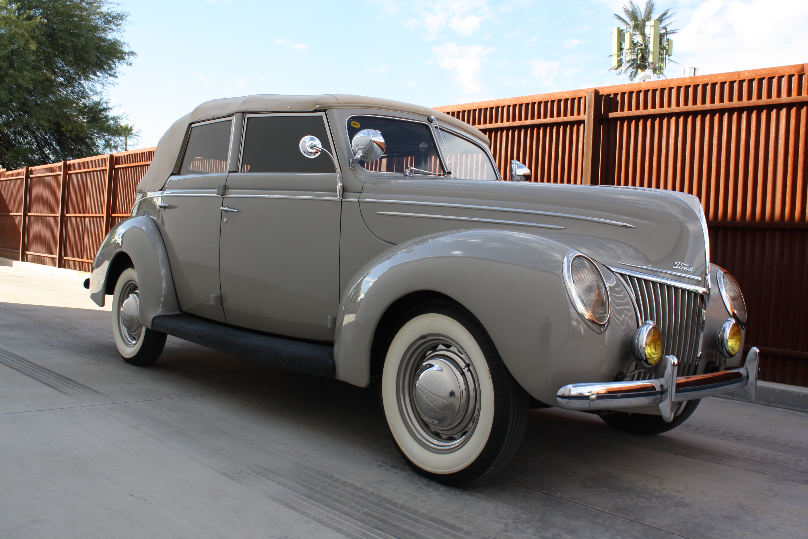 1939 Ford Deluxe Convertible Sedan.