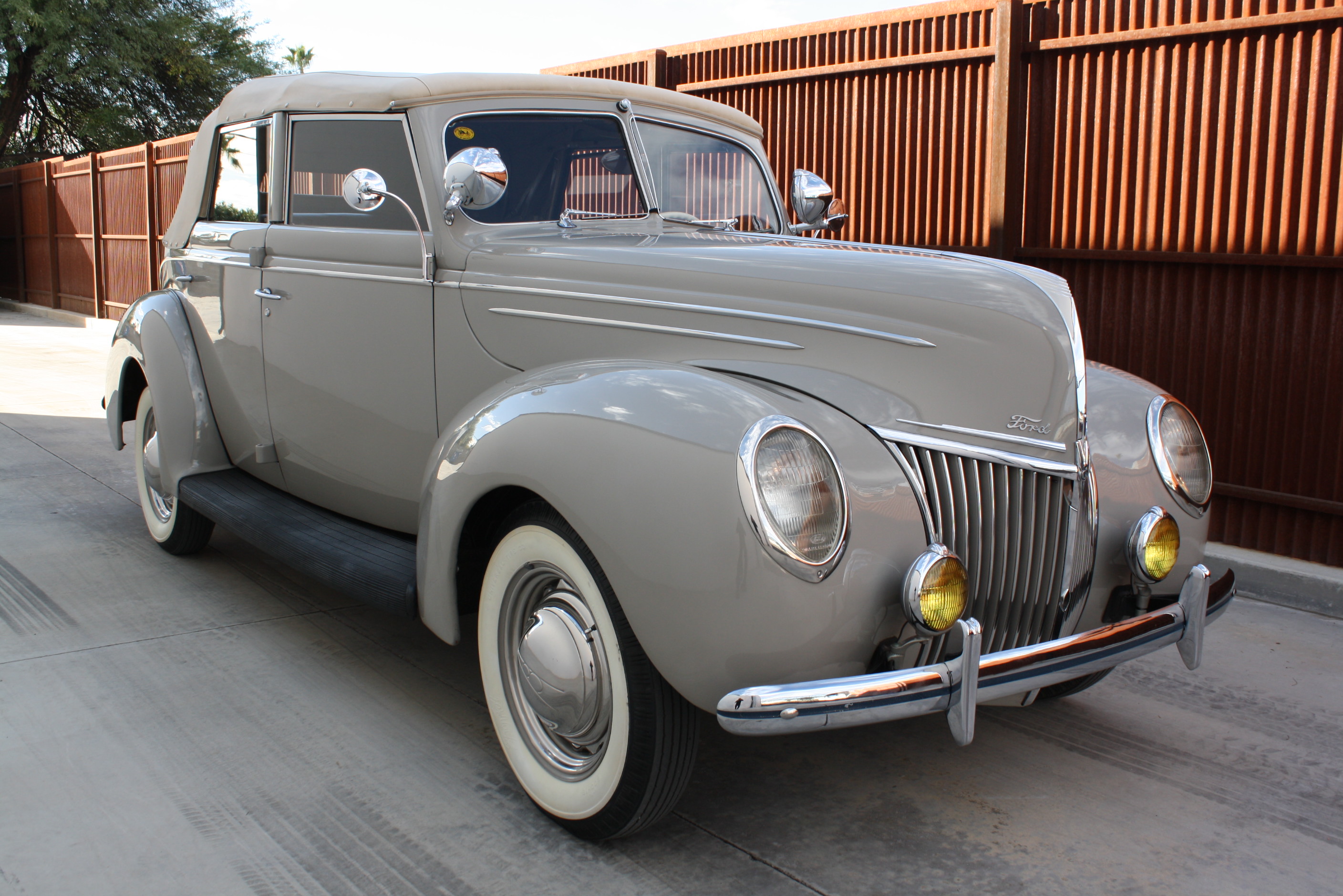 1939 Ford Deluxe Convertible Sedan.
