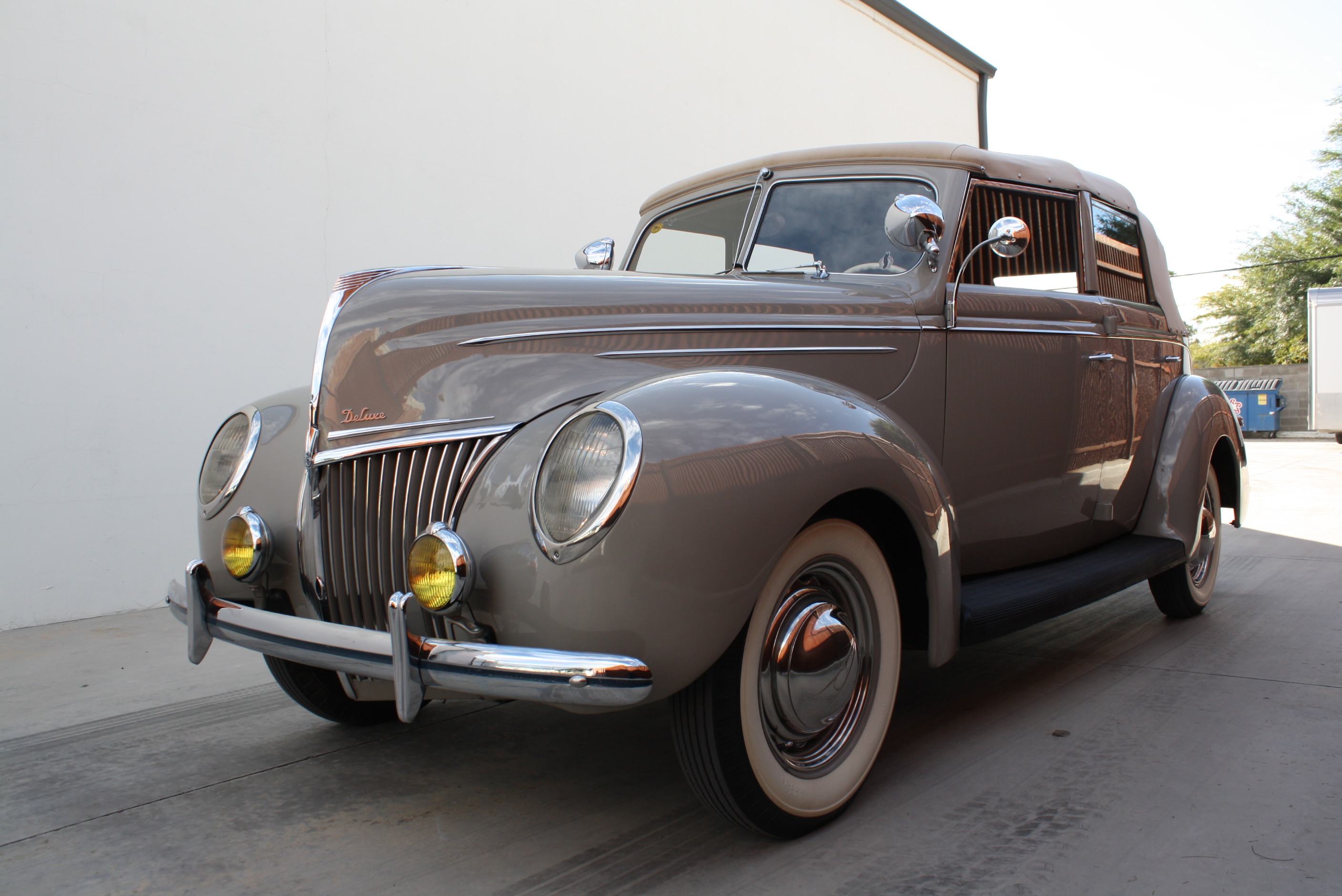 1939 Ford Deluxe Convertible Sedan.