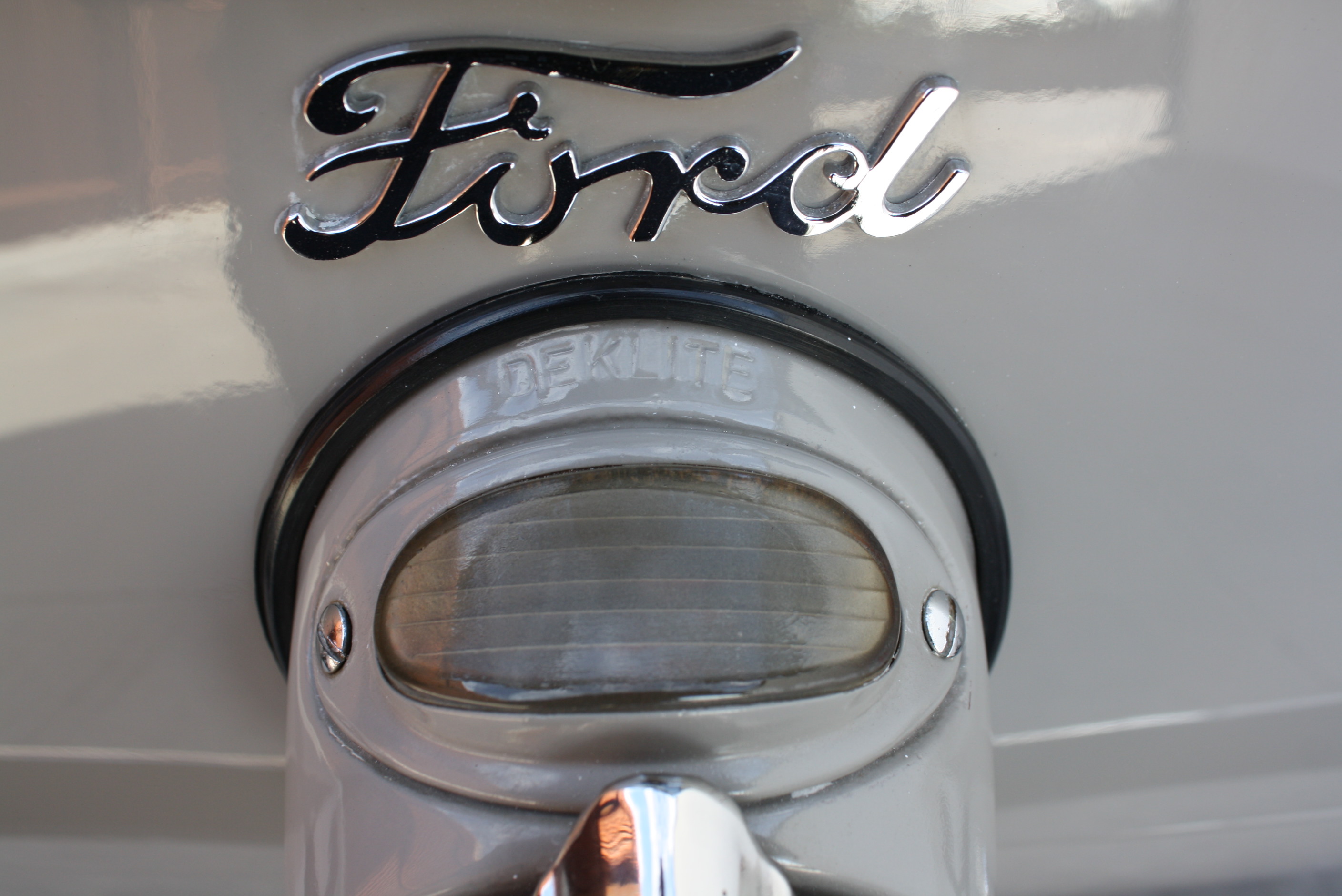1939 Ford Deluxe Convertible Sedan.