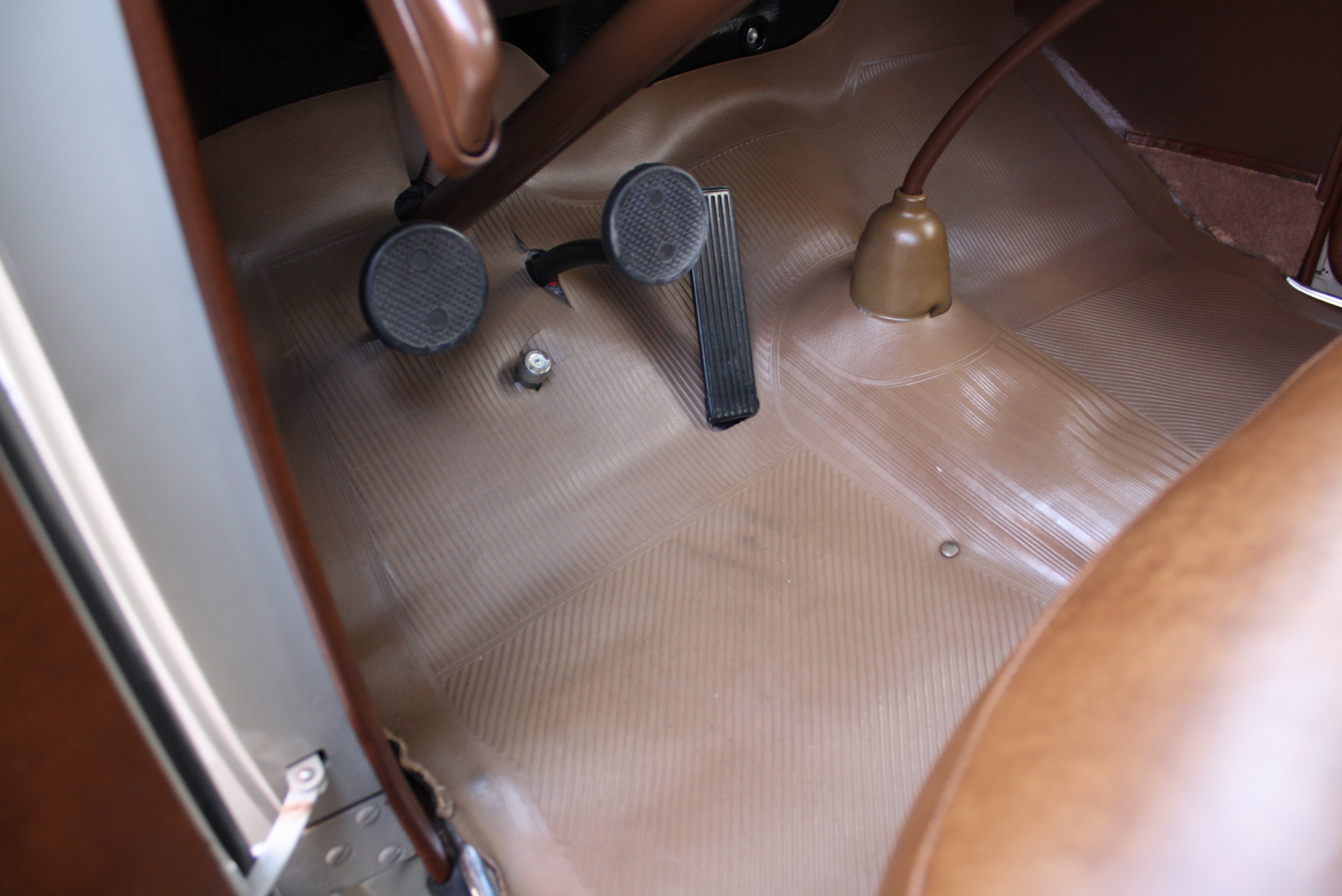 1939 Ford Deluxe Convertible Sedan.