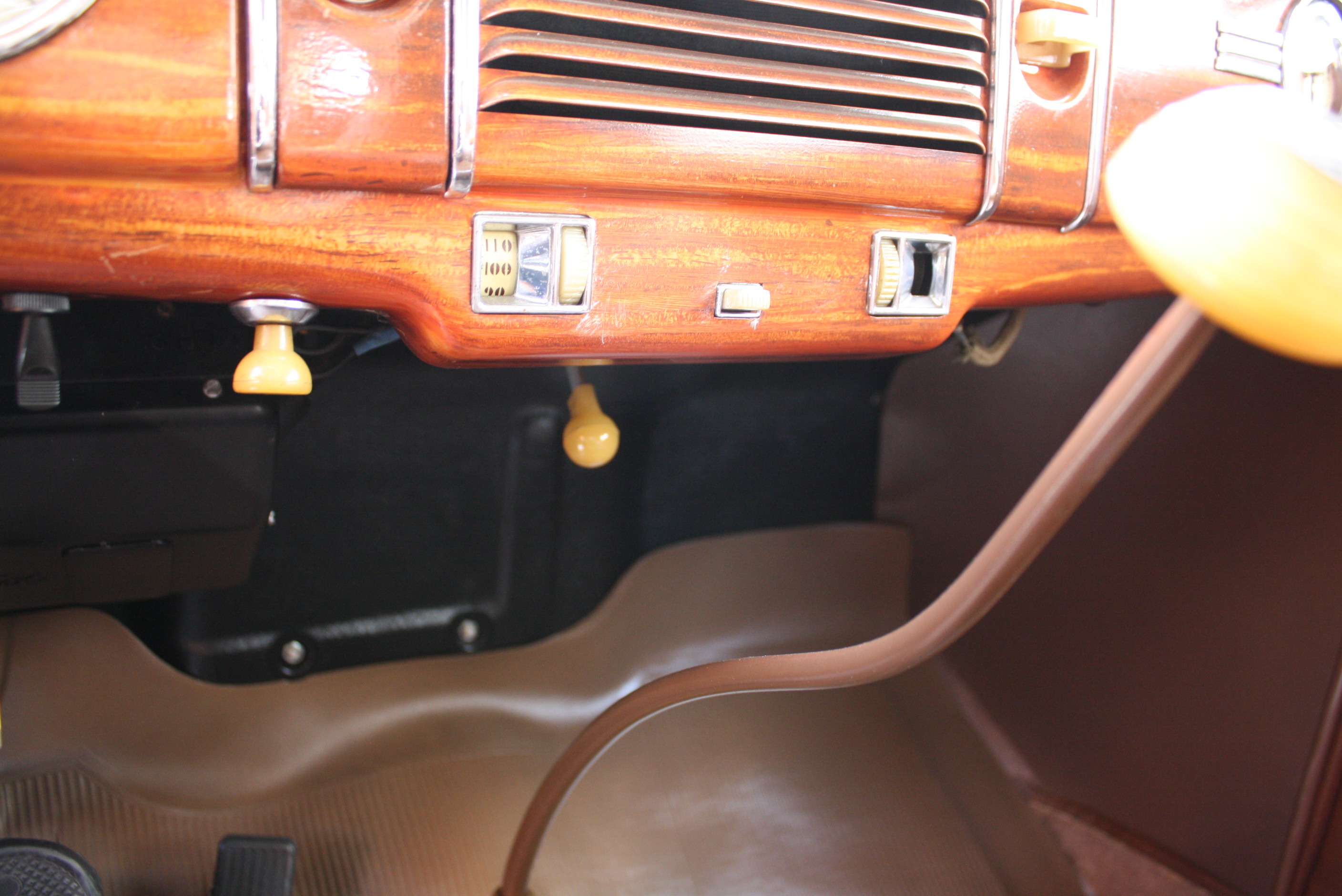 1939 Ford Deluxe Convertible Sedan.