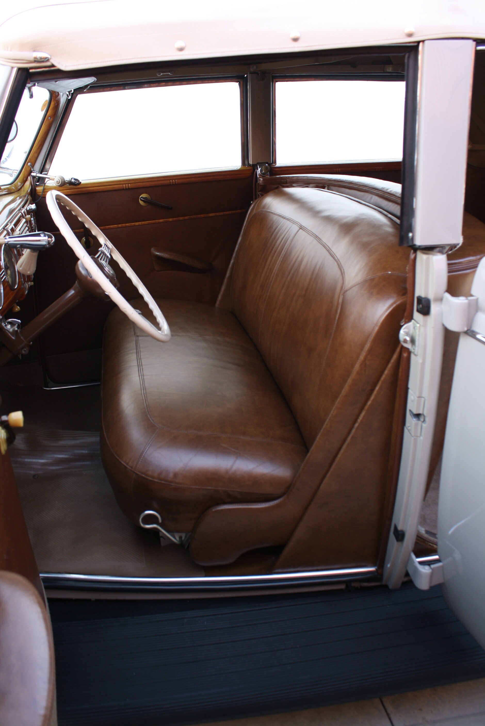 1939 Ford Deluxe Convertible Sedan.