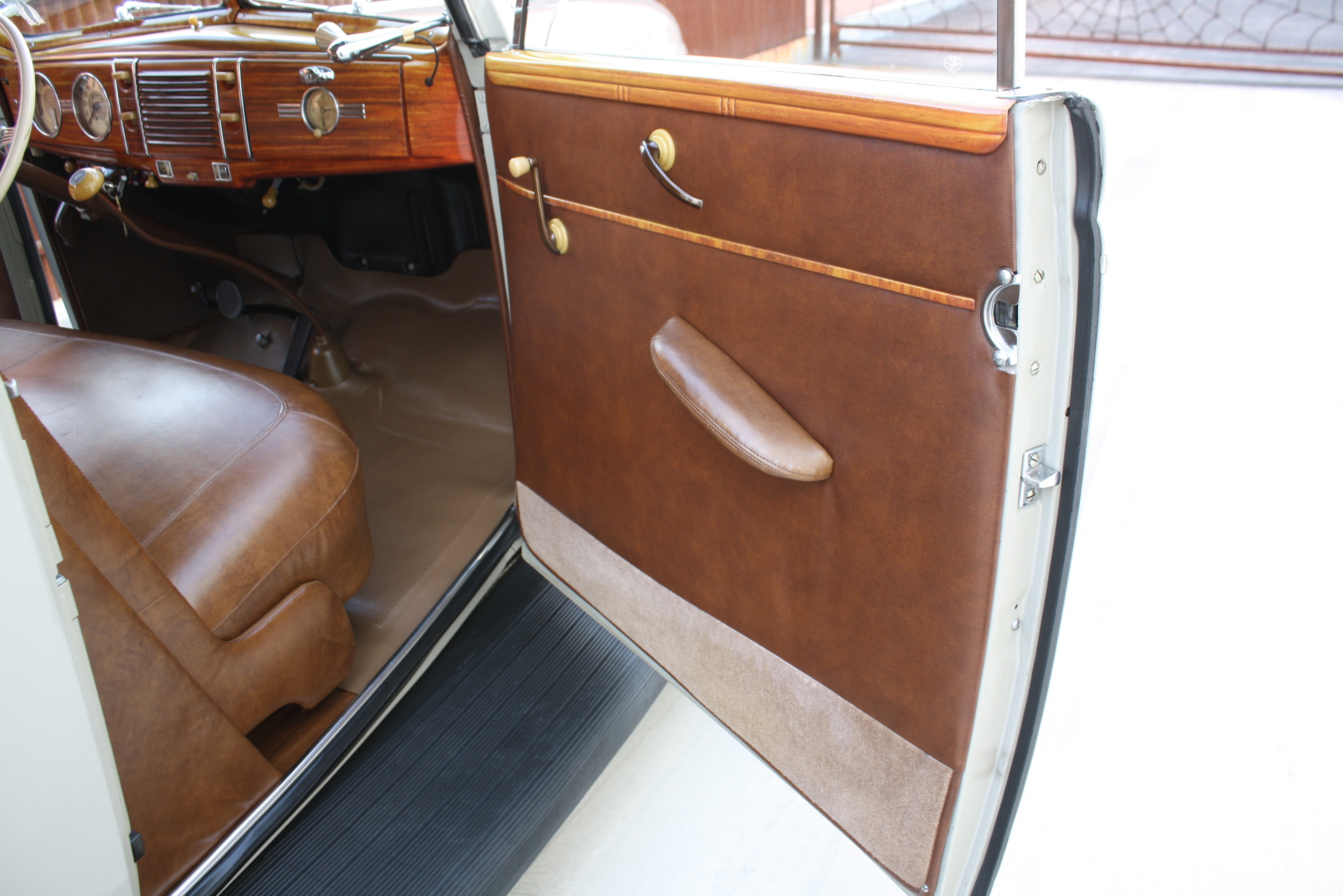 1939 Ford Deluxe Convertible Sedan.