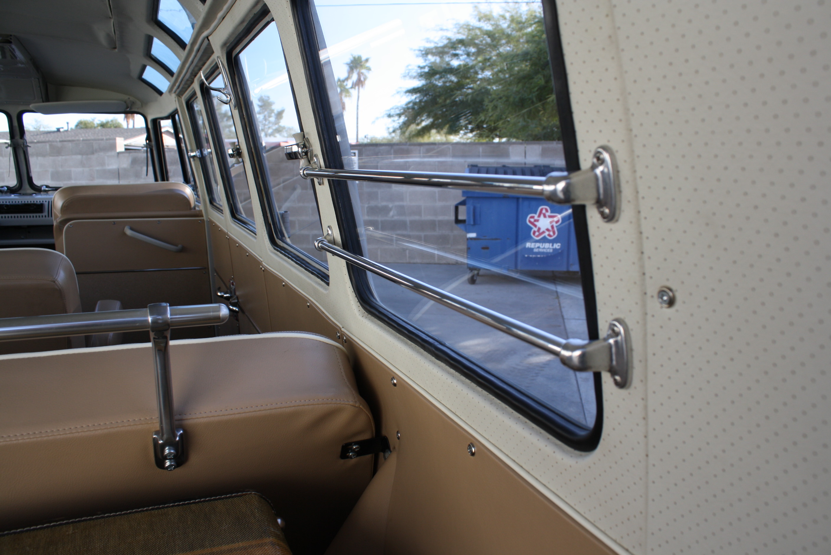 1967 Volkswagen 21 Window Deluxe Samba Bus