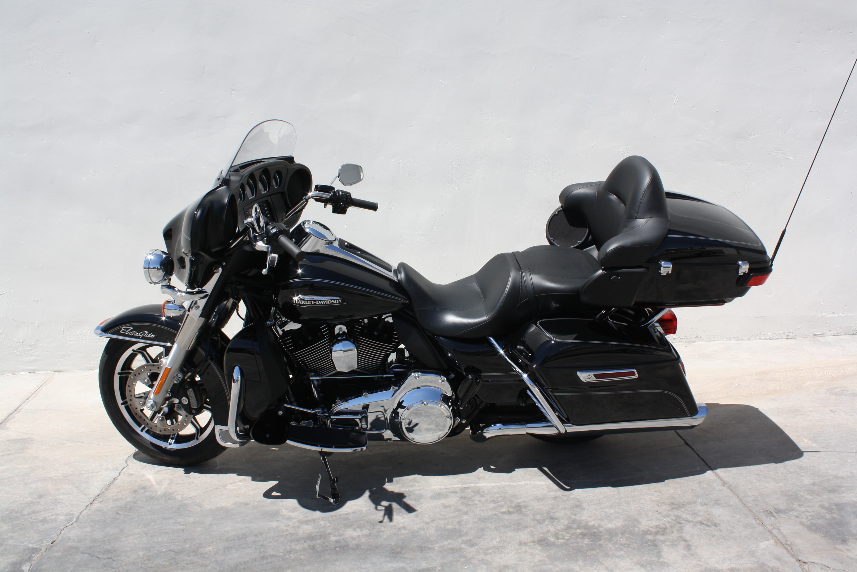 2016 Harley Davidson Street Glide Ultra Classic “Low” 1 owner 730 miles