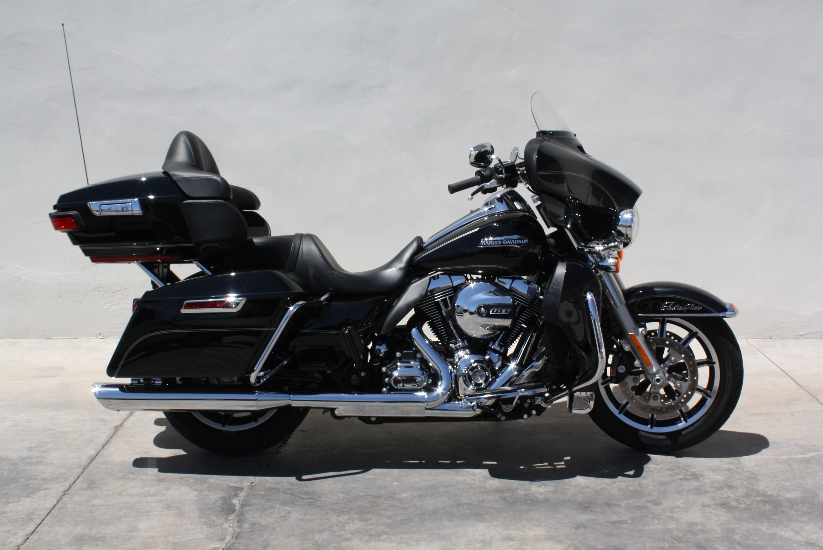 2016 Harley Davidson Street Glide Ultra Classic “Low” 1 owner 730 miles