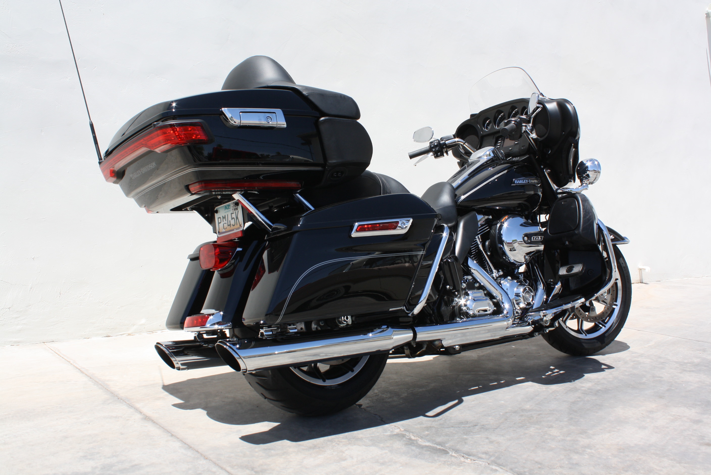 2016 Harley Davidson Street Glide Ultra Classic “Low” 1 owner 730 miles