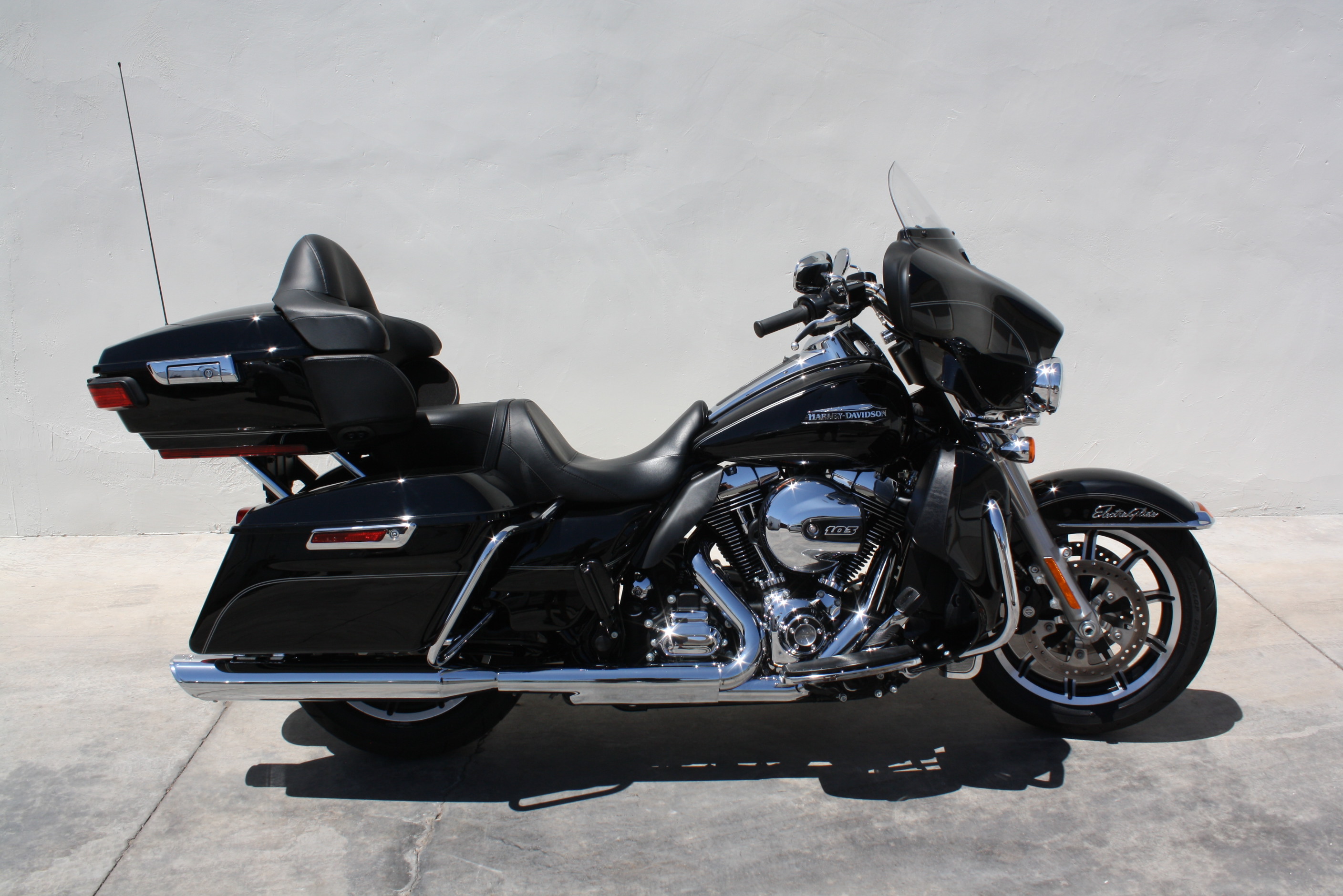 2016 Harley Davidson Street Glide Ultra Classic “Low” 1 owner 730 miles
