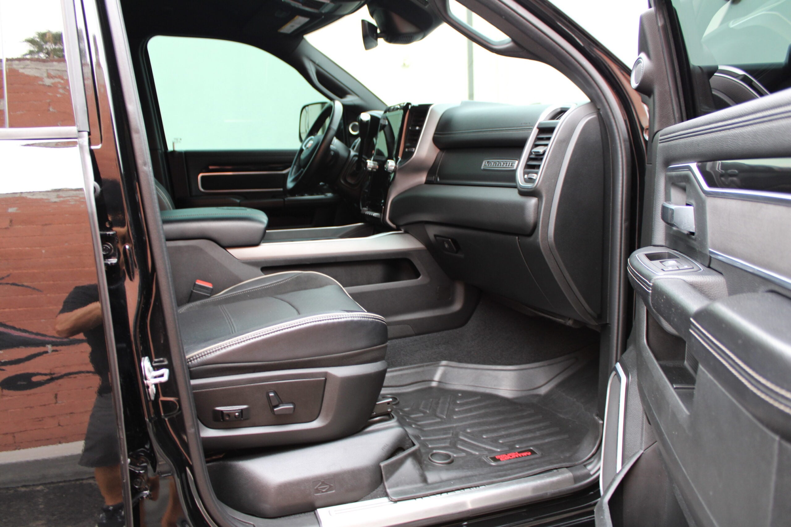 2020 Ram 3500 MEGACAB  HO Diesel Aisin 5″ Lift 42k miles